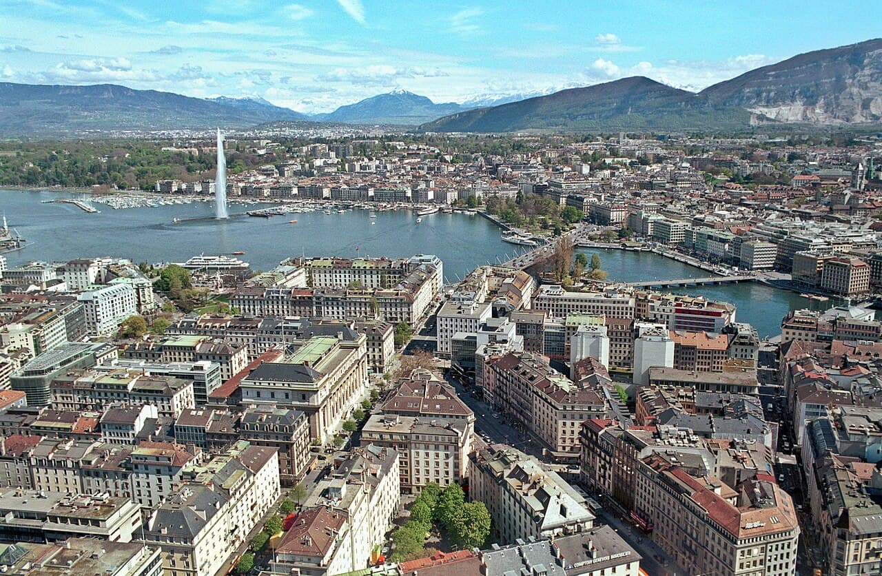 Vue aerienne de Geneve depuis le lac Leman avec le Jet d'eau